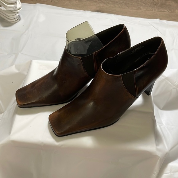 Nine West Shoes - Nine West women’s brown square toed shoe, gently used sz 8.5 beautiful looking